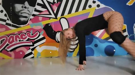 Juliakul twerking - https://www.instagram.com/juliakulUSAhttps://www.patreon.com/Juliakul --- for exclusive content #twerk #dance #fun #flexible #gymnastics #blond #russi...